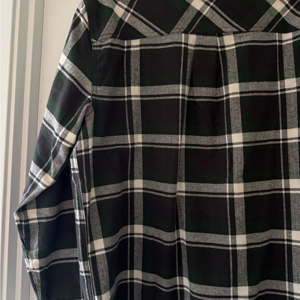 Men’s size large button front flannel shirt. Legendary white tails - Picture 6 of 8